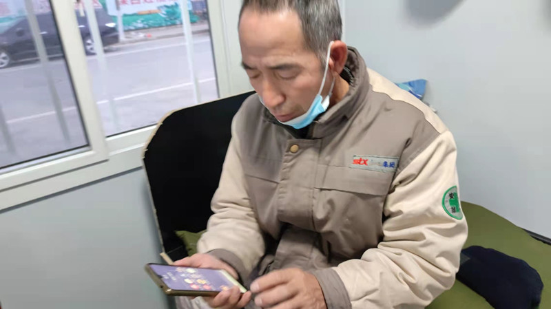 农民工面对智能手机很无奈回家买票怎么办