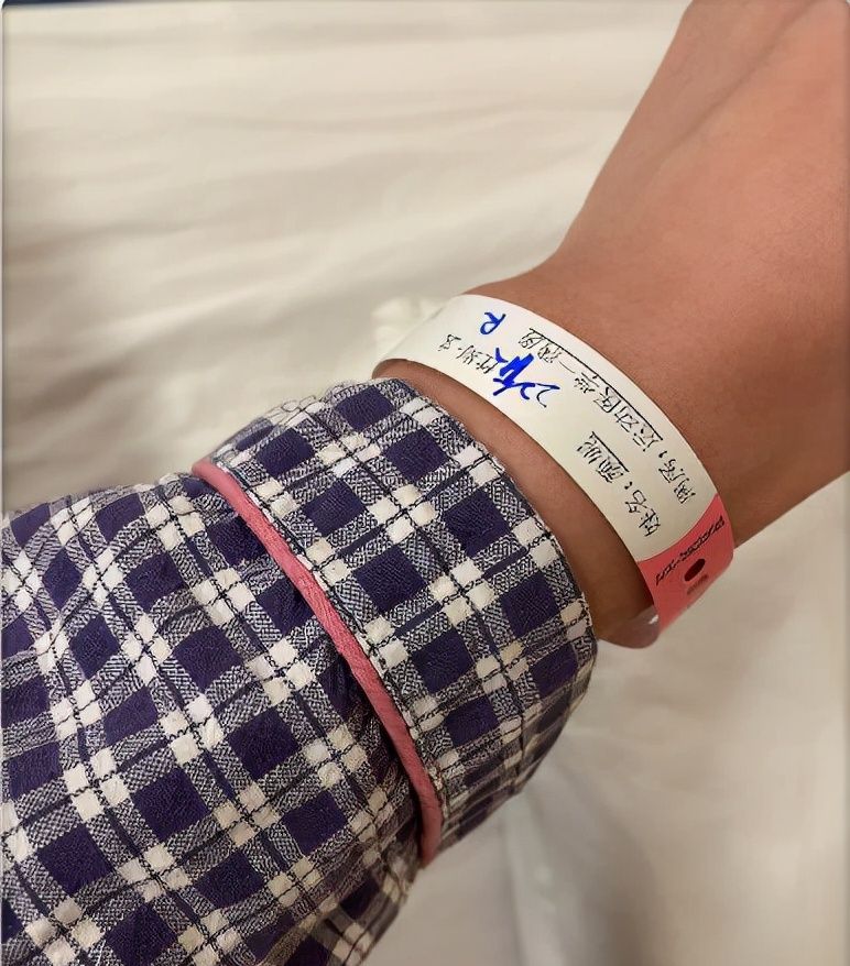 颜妮在北京做手术,右肩膀固定8颗钉子,手术进行了6个小时休闲区蓝鸢梦想 - Www.slyday.coM 颜妮在北京做手术,右肩膀固定8颗钉子,手术进行了6个小时休闲区蓝鸢梦想 - Www.slyday.coM