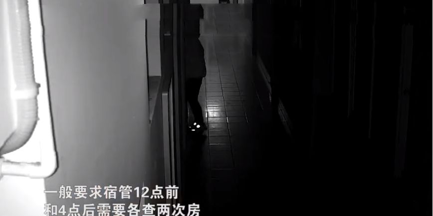 当你在寝室熟睡时,宿管阿姨来帮盖被子!一夜4次,就问你怕不怕休闲区蓝鸢梦想 - Www.slyday.coM 当你在寝室熟睡时,宿管阿姨来帮盖被子!一夜4次,就问你怕不怕休闲区蓝鸢梦想 - Www.slyday.coM