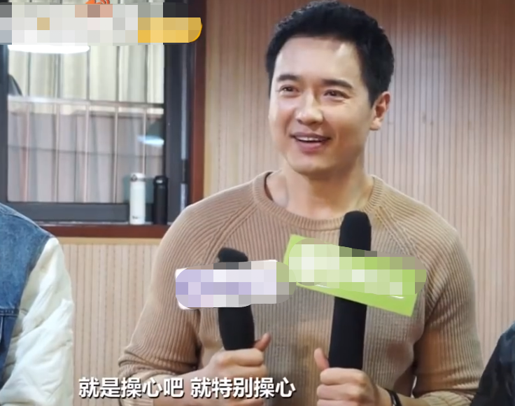 高云翔改名复出当制片人身材浮肿全身无一名牌眼部皱纹显老态