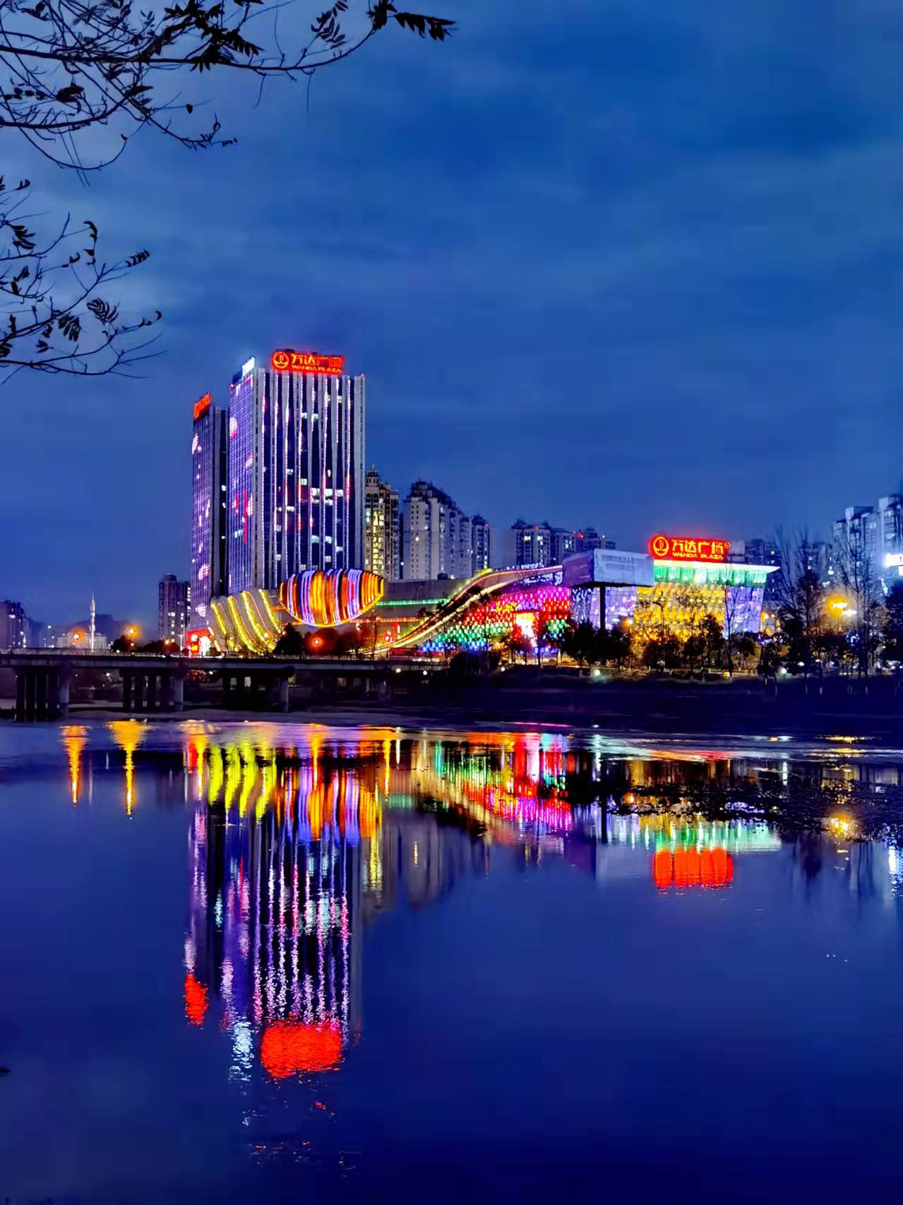 城市夜景都打造得很靓丽,要说印象最深的,我觉得要数广元万源新区夜景