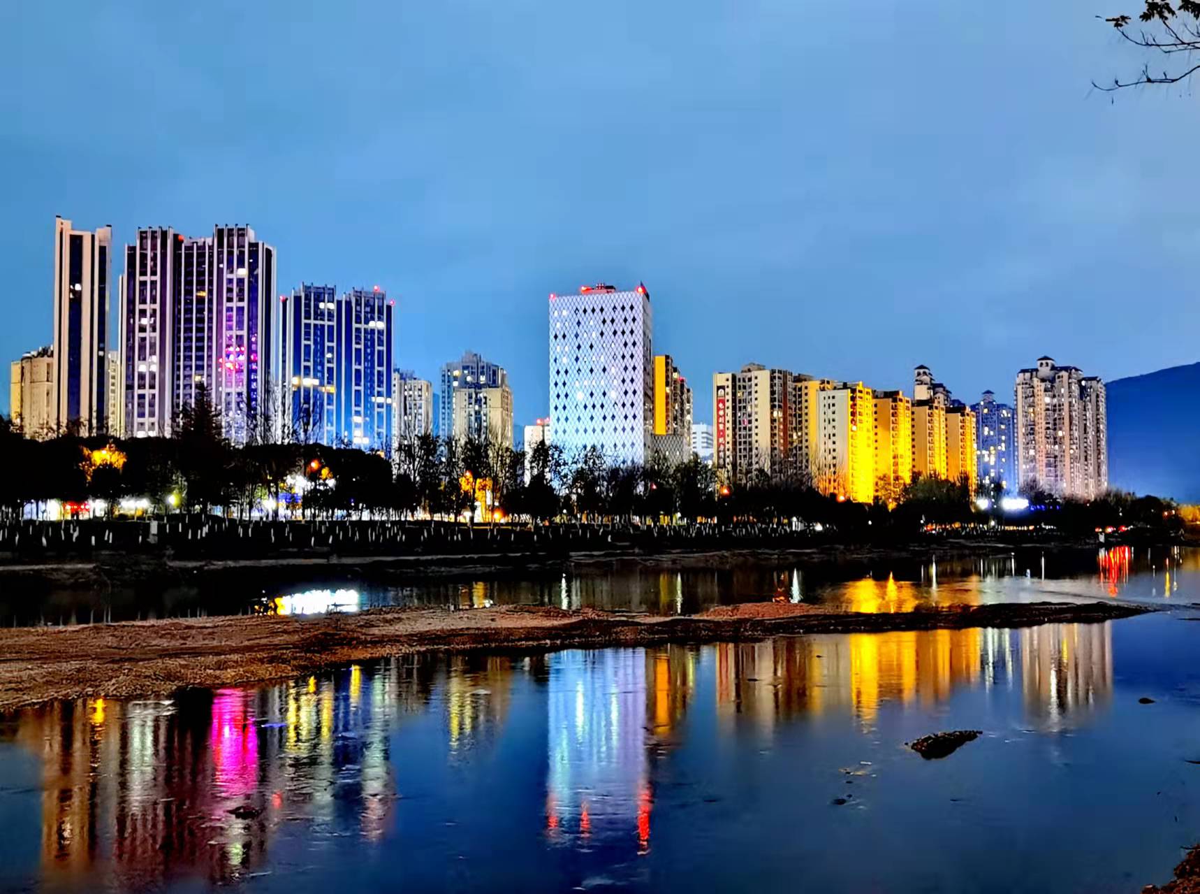 实拍广元万源新区璀璨夜景一起来看看