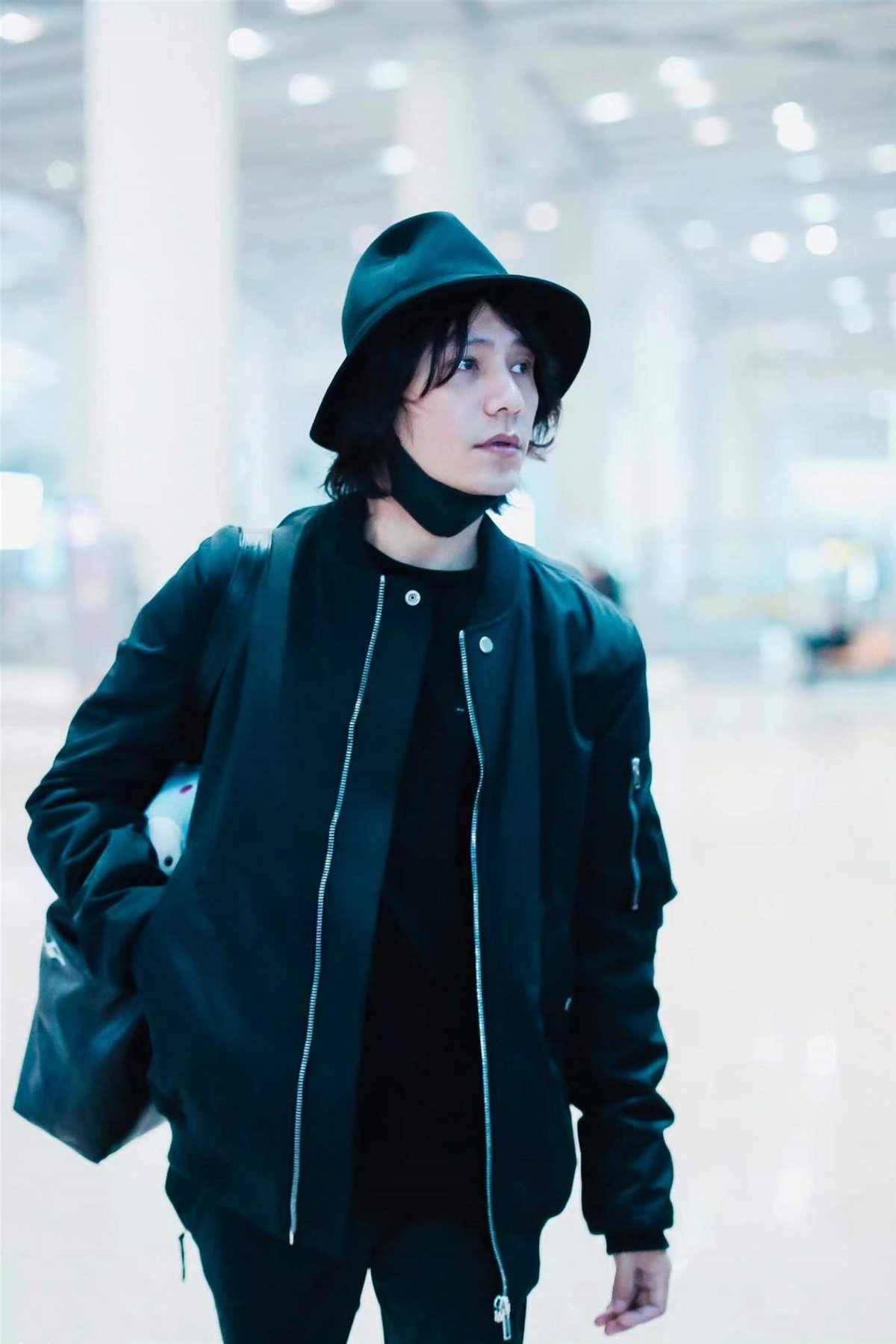 45岁的陈坤把自己打扮得像20岁小伙，穿一身黑少年感满满，好年轻休闲区蓝鸢梦想 - Www.slyday.coM