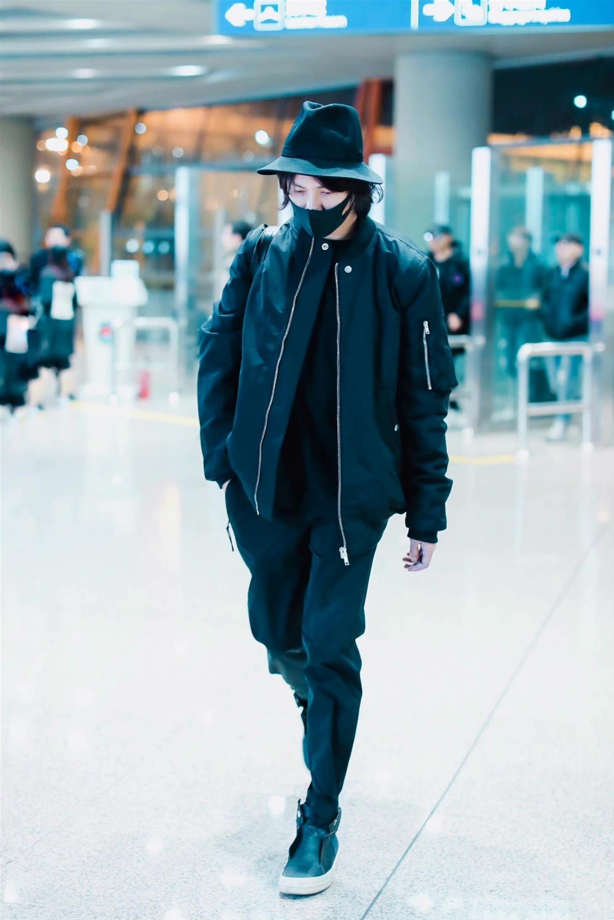 45岁的陈坤把自己打扮得像20岁小伙，穿一身黑少年感满满，好年轻休闲区蓝鸢梦想 - Www.slyday.coM