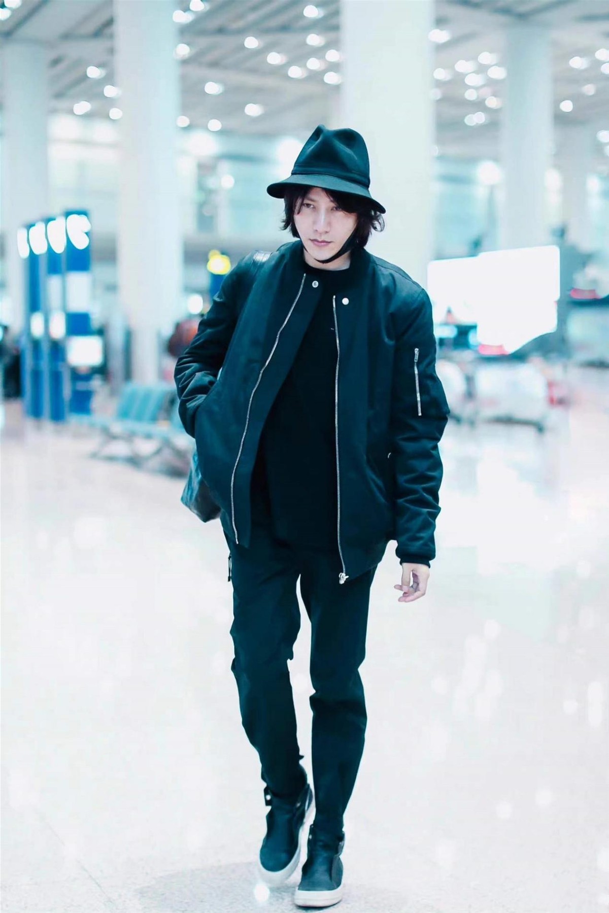 45岁的陈坤把自己打扮得像20岁小伙，穿一身黑少年感满满，好年轻休闲区蓝鸢梦想 - Www.slyday.coM