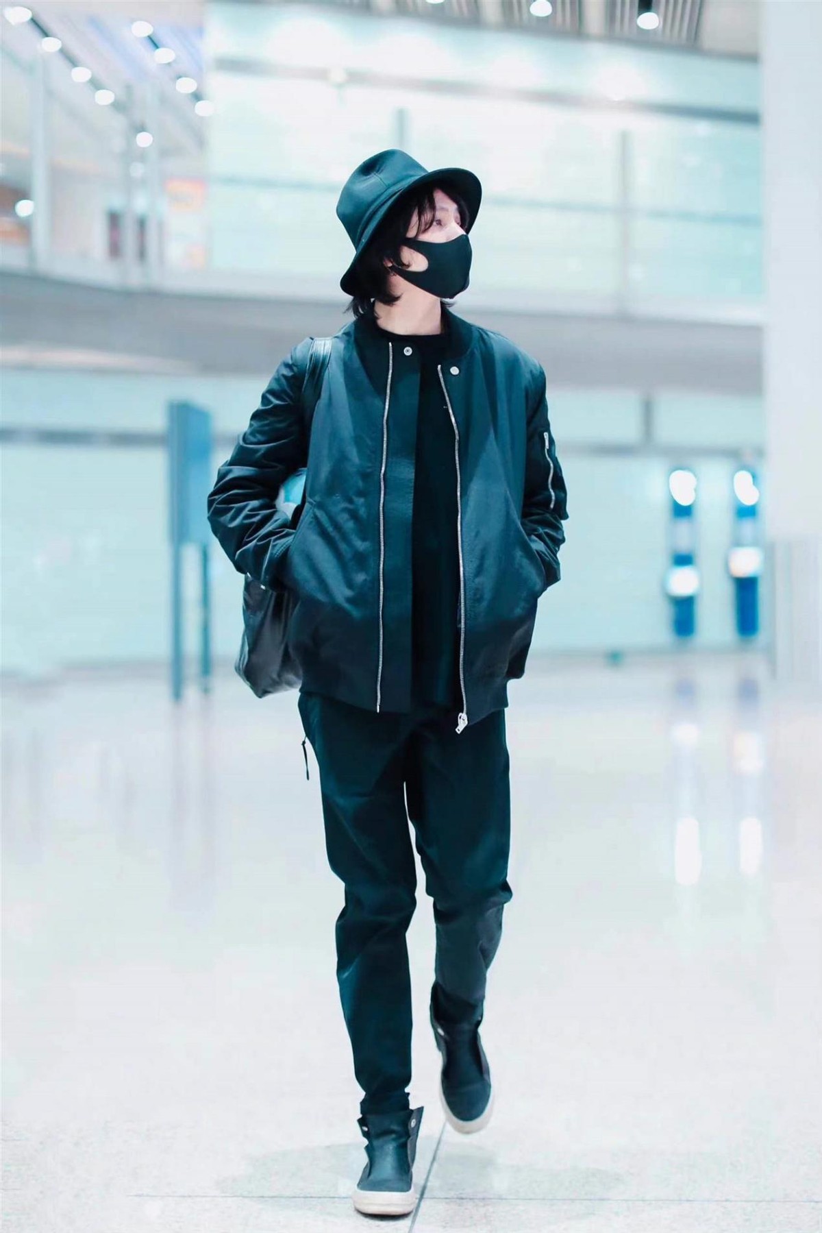 45岁的陈坤把自己打扮得像20岁小伙，穿一身黑少年感满满，好年轻休闲区蓝鸢梦想 - Www.slyday.coM