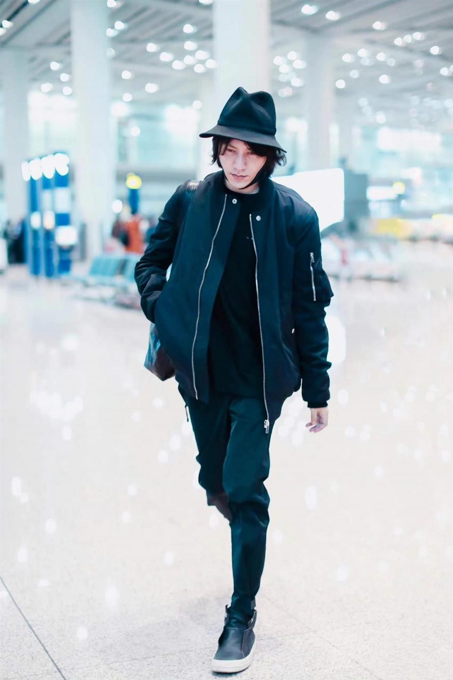 45岁的陈坤把自己打扮得像20岁小伙，穿一身黑少年感满满，好年轻休闲区蓝鸢梦想 - Www.slyday.coM