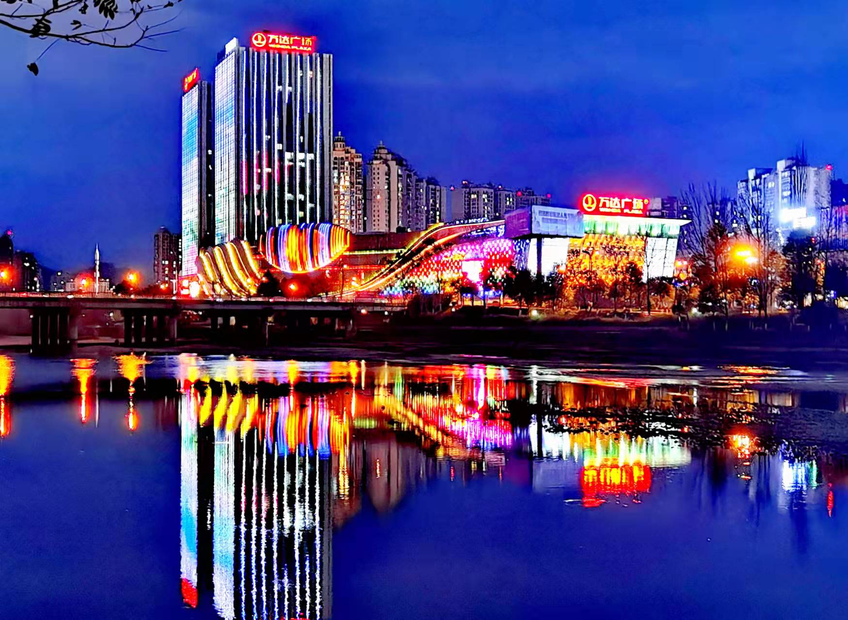 华灯初上的时候,夜市才刚刚开始,广元要说可以看璀璨夜景要数万源新区