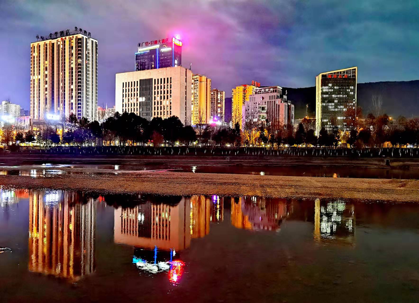 实拍广元万源新区璀璨夜景一起来看看