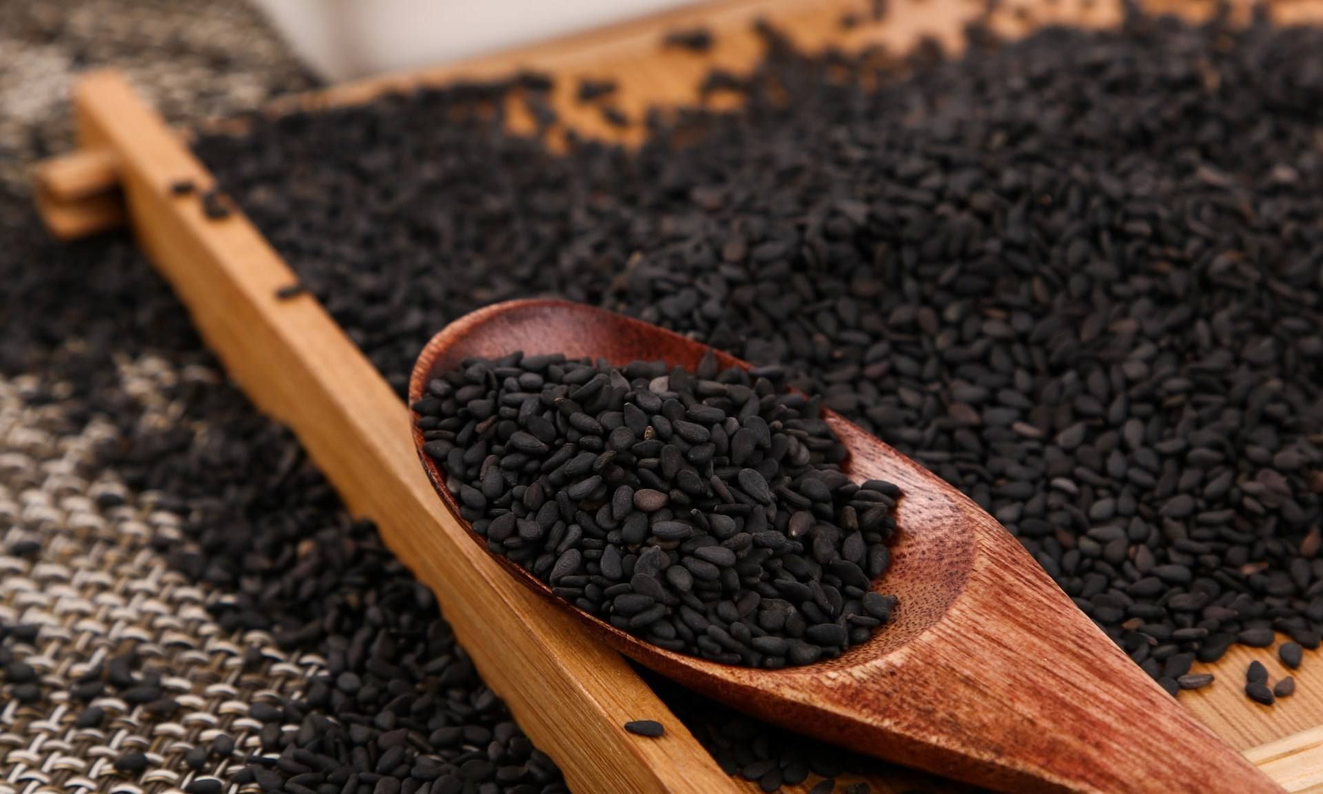 二,黑芝麻3,大蒜剥皮拍碎,切成蒜末备用;小米辣洗净后切圈备用;准备一