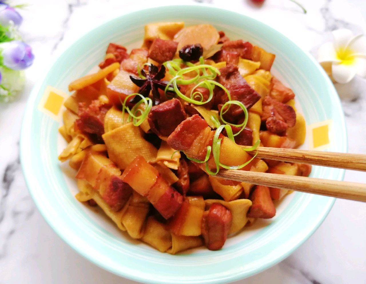 家常豆皮结炖红烧肉,肥肉软糯,瘦肉鲜香,下饭解馋还不腻|豆皮|豆腐皮