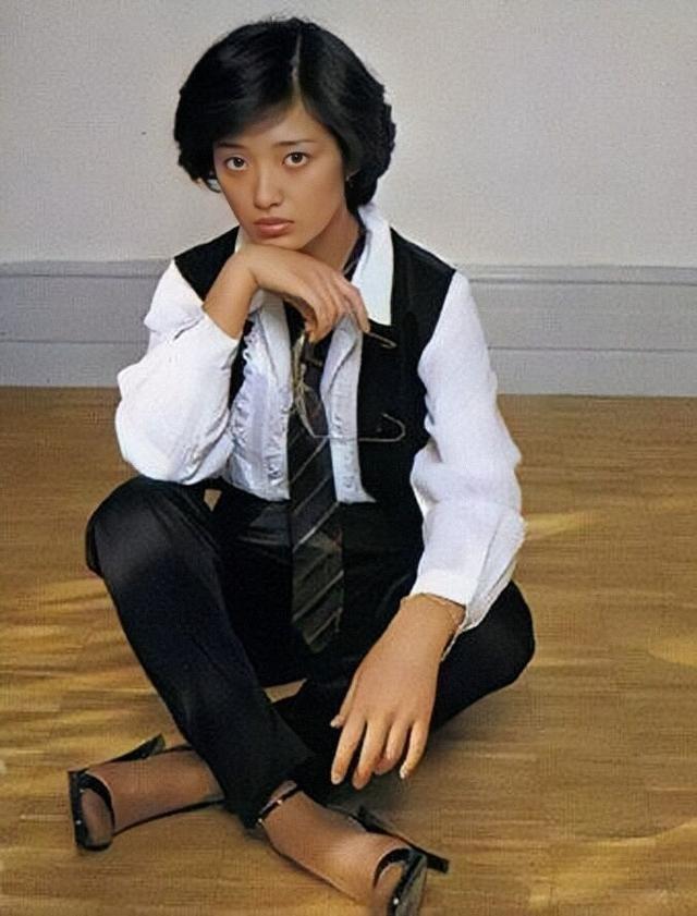 山口百惠把衬衫穿得真洋气搭长裙秀雅清丽照样时髦不土气