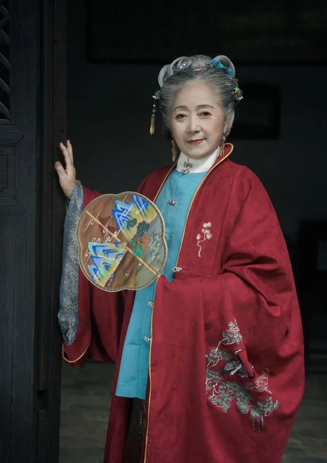 这位77岁的奶奶把老祖宗的贵气和精气神演绎的活灵活现