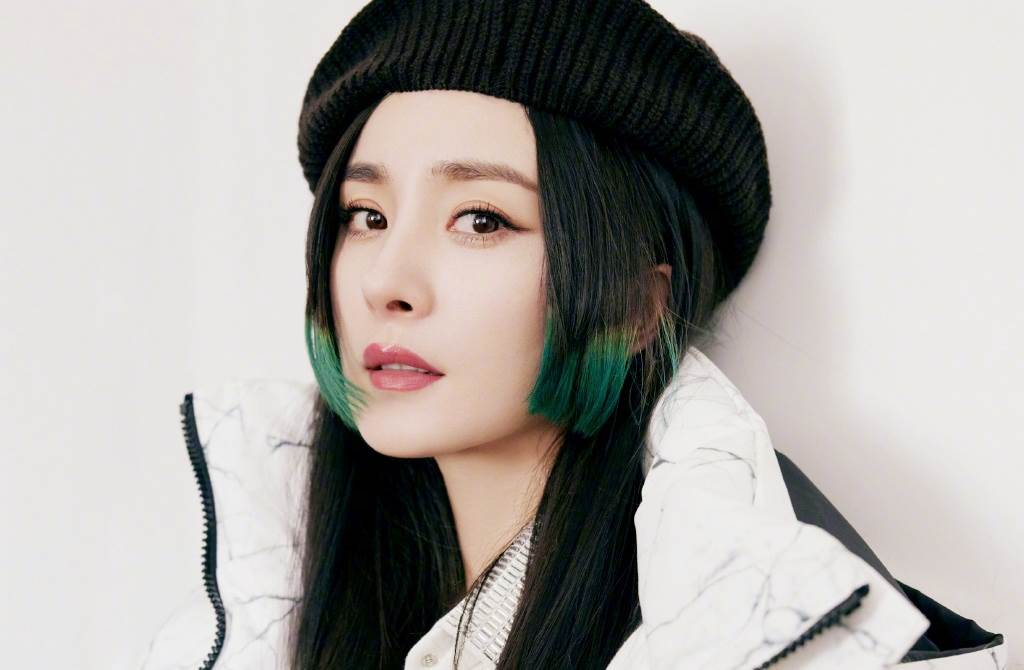 杨幂剪公主切造型并挑染成绿色招牌大长腿更加吸睛性感