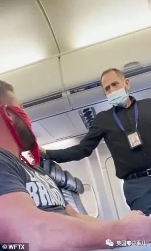 迷：美国男子坐飞机戴红内裤当口罩！更迷：他被赶下飞机后还有人跟他一起走以示支持?!休闲区蓝鸢梦想 - Www.slyday.coM