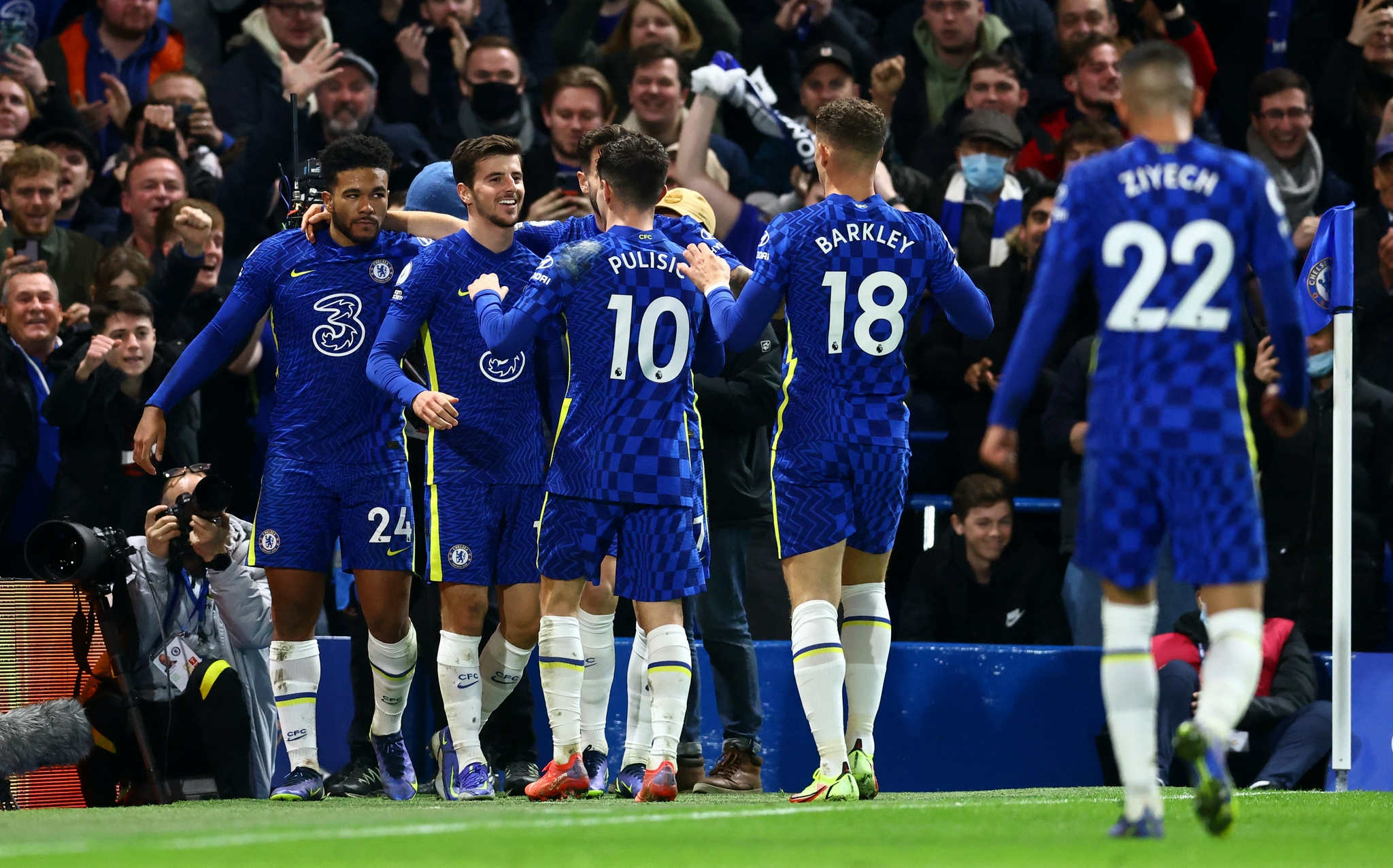 12月16日,切尔西队球员芒特(右)攻入球队首球.