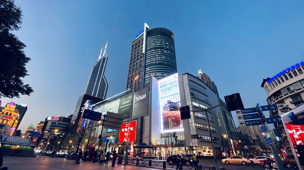 图说:由新加坡凯德集团投资,2003年开业的人民广场来福士广场.