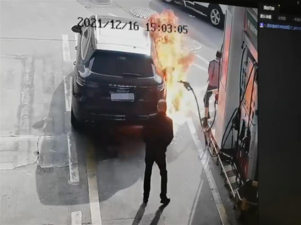 男子拔掉油枪点燃汽车后逃走，加油站：正在处理休闲区蓝鸢梦想 - Www.slyday.coM