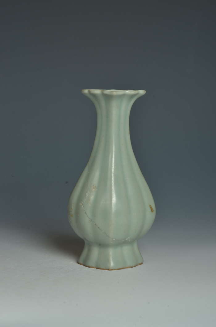 龙泉窑青釉瓜棱壁瓶&nbsp;南宋&nbsp;湖州市凡石桥遗址出土&nbsp;湖州