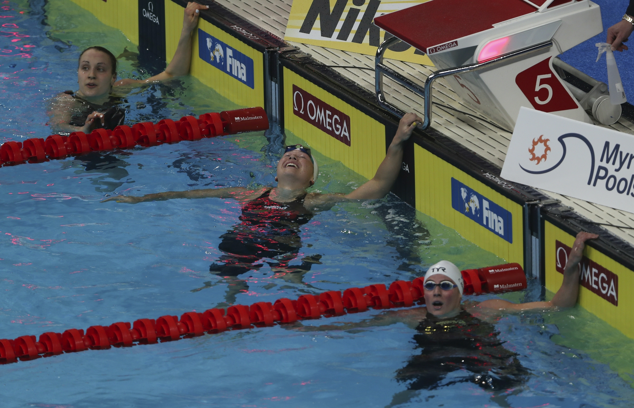 游泳——阿布扎比短池世锦赛：何诗蓓打破世界纪录夺冠休闲区蓝鸢梦想 - Www.slyday.coM