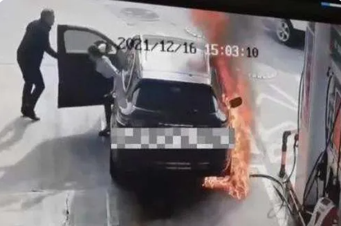 视频曝光！广东一男子拔掉油枪点燃汽车，加油站员工15秒灭火！休闲区蓝鸢梦想 - Www.slyday.coM