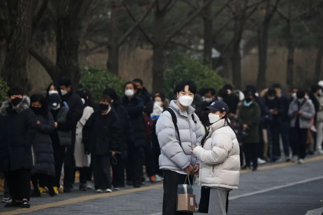 当地时间2021年12月15日，韩国首尔，民众排队进行新冠病毒检测。图/IC photo