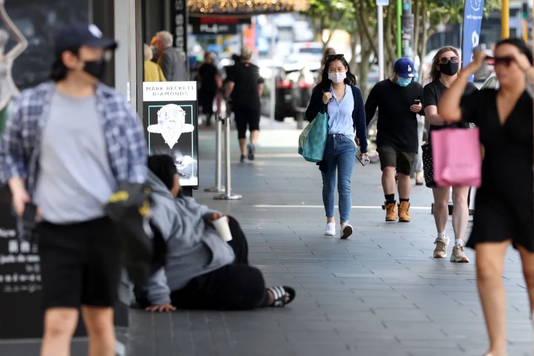 当地时间2021年11月10日，新西兰奥克兰，民众戴口罩出行。图/IC photo