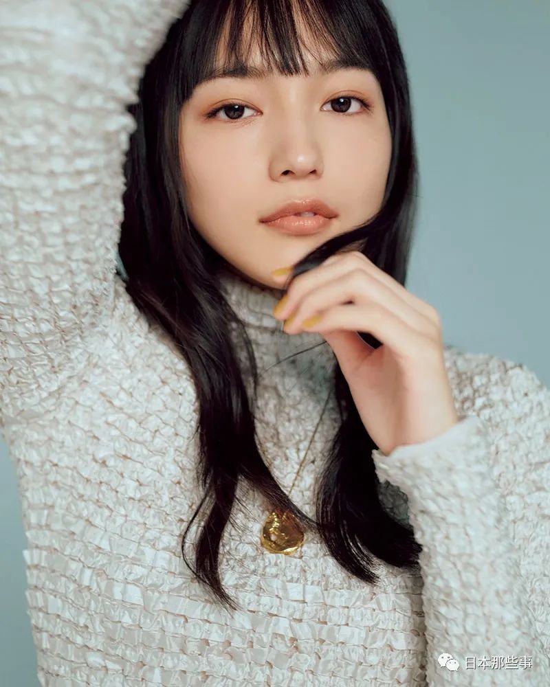 川口春奈与男友逛高级商场穿着风格休闲惹争议