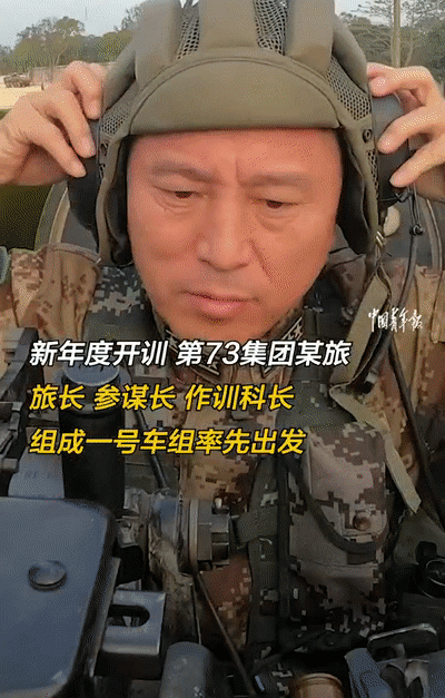 第80集团军某特战旅水上训练大校旅长带头游武警河南总队某机动支队