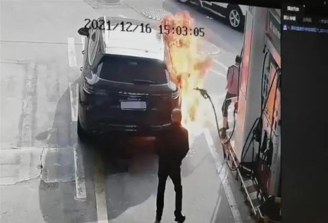视频曝光！广东一男子拔掉油枪点燃汽车，加油站员工15秒灭火！休闲区蓝鸢梦想 - Www.slyday.coM