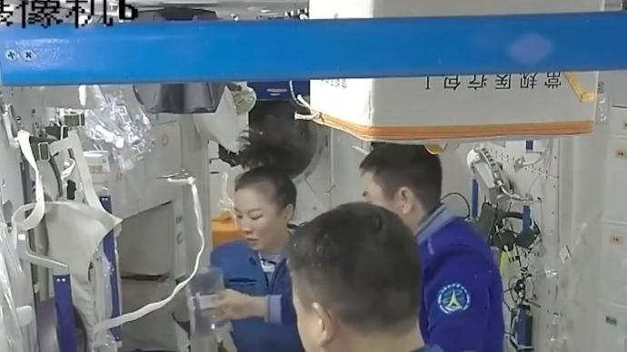 空间站核心舱内太空三人组同桌吃饭，共同“做家务”