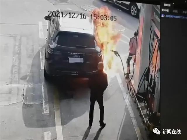 现场视频曝光！加油站内，一男子竟拔掉油枪点燃汽车，工作人员紧急灭火休闲区蓝鸢梦想 - Www.slyday.coM