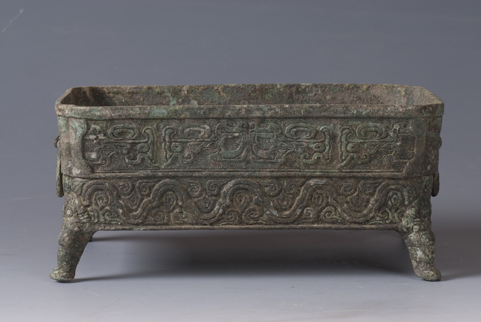 铜方盘 南宋 湖州市莫蓉乡儒林村青铜器窖藏出土 湖州市博物馆藏铜樽