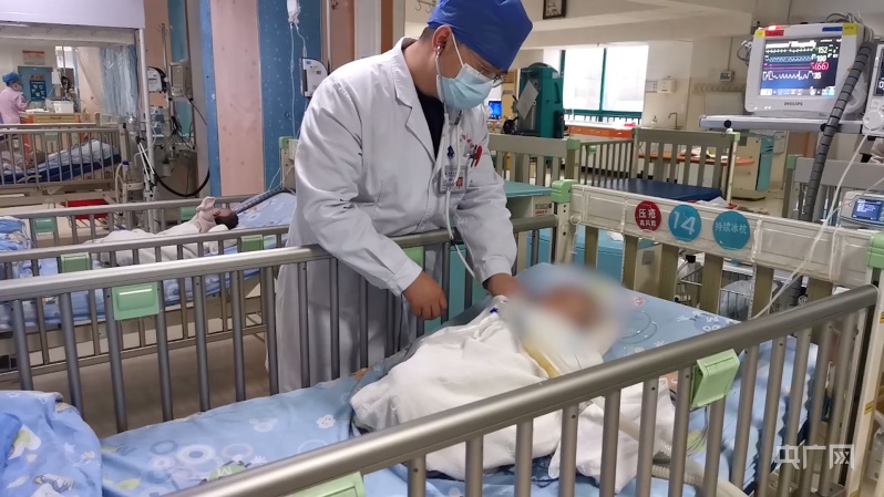 婴儿突然口吐白沫  竟是被子太厚惹的祸