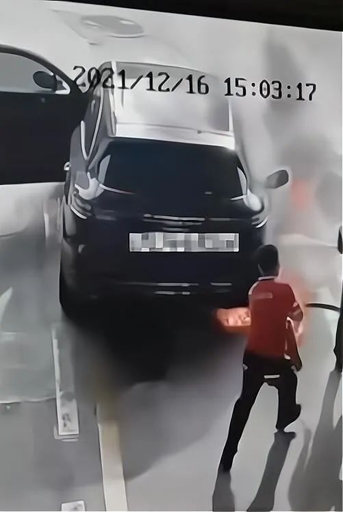 视频曝光！广东一男子拔掉油枪点燃汽车，加油站员工15秒灭火！休闲区蓝鸢梦想 - Www.slyday.coM