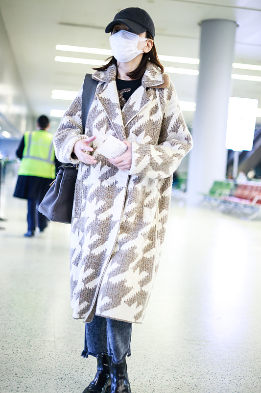 王琳穿大衣走机场配牛仔裤短靴中年女人这样打扮漂亮又优雅