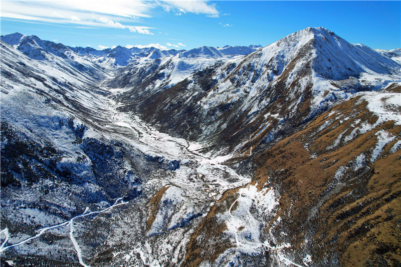 航拍四川理塘冬季雪山峡谷风光美景震撼眼球