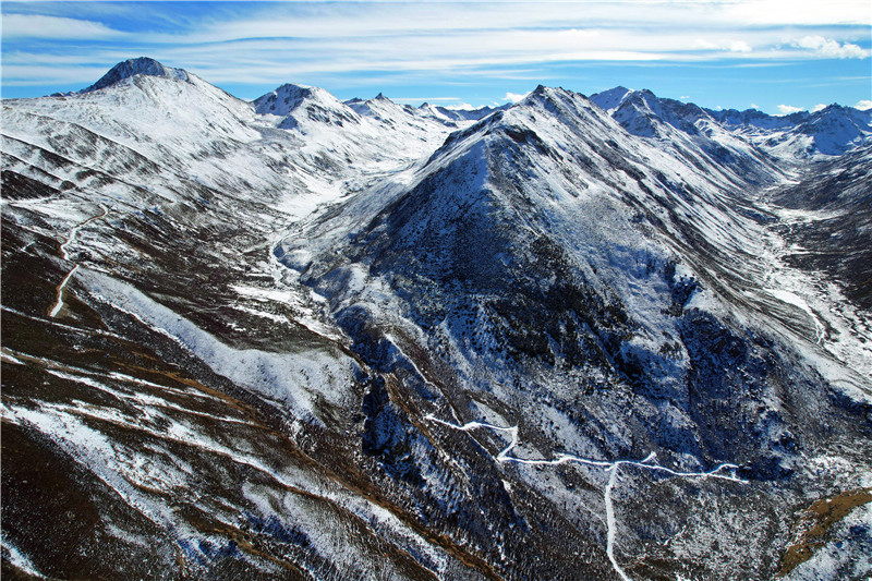 航拍四川理塘冬季雪山峡谷风光美景震撼眼球