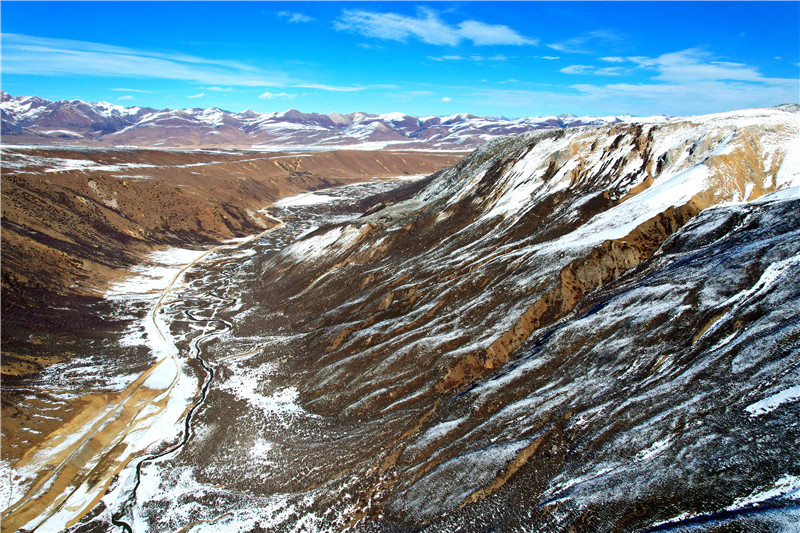 航拍四川理塘冬季雪山峡谷风光美景震撼眼球