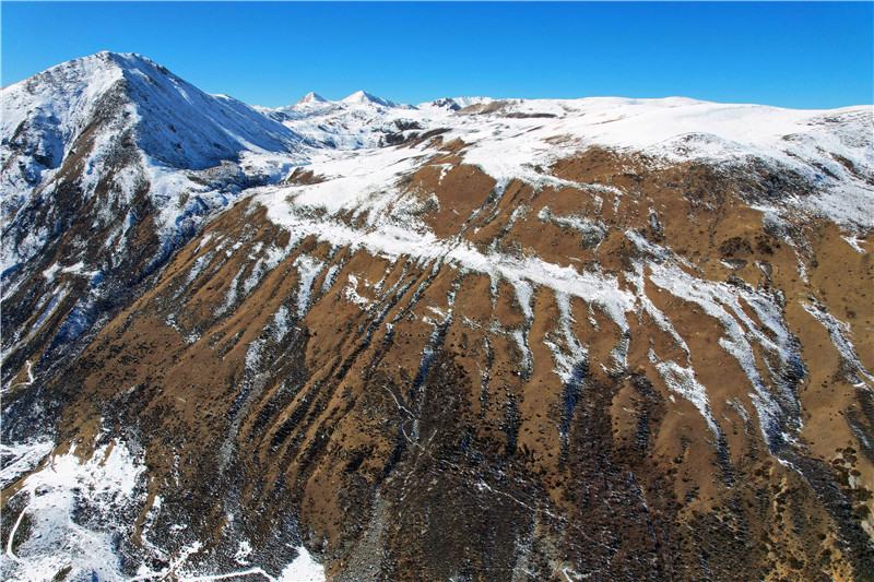 航拍四川理塘冬季雪山峡谷风光美景震撼眼球