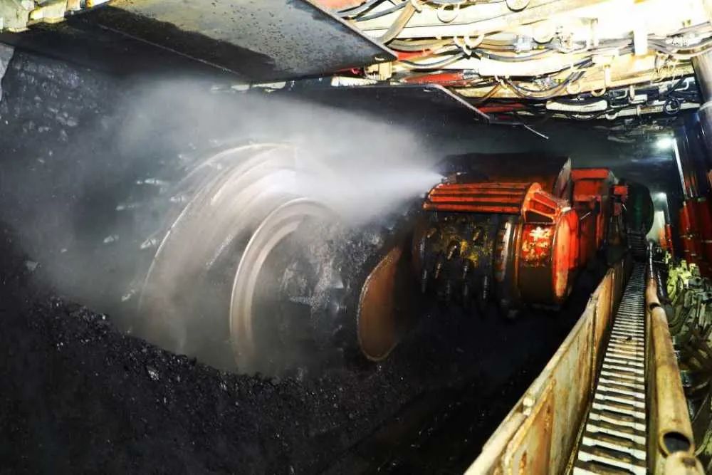 煤矿井下环境复杂,在综采工作面进行有线敷设较难,维护工作量大,直接