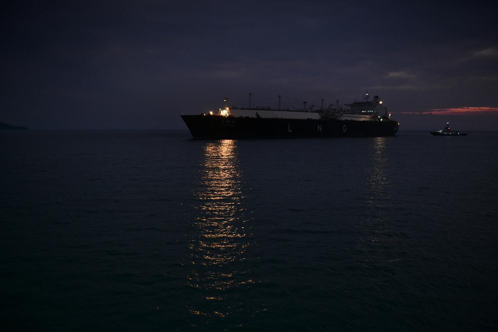 中国大型重载lng船在深圳首次夜航靠泊|lng|中国|深圳市_新浪新闻