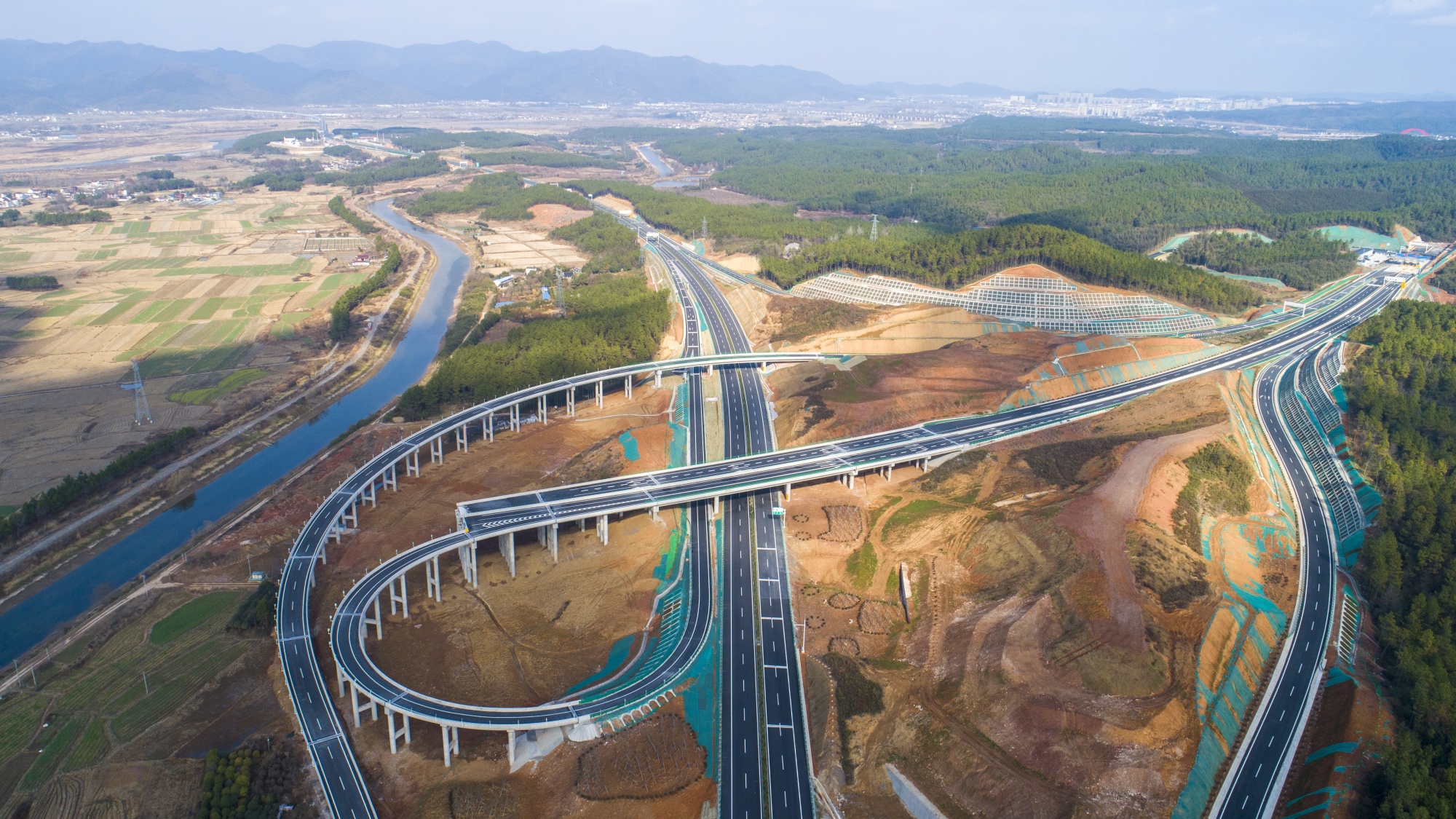 芜黄高速路面02标连接宣泾枢纽.(央广网发 黄洋洋摄)