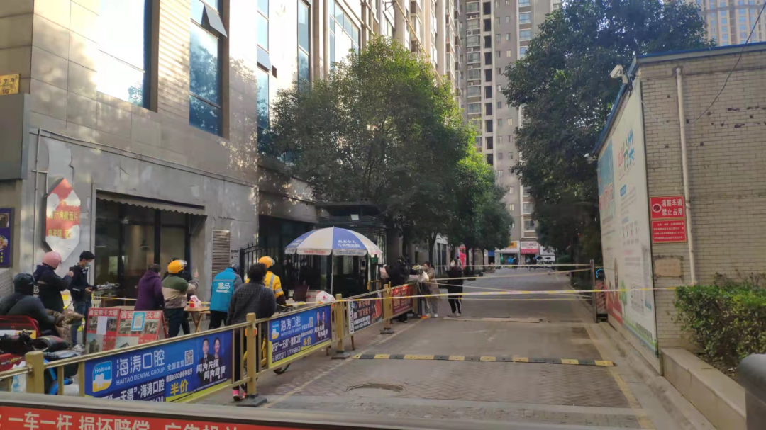 西安大话南门小区实施封控管理5号楼封闭