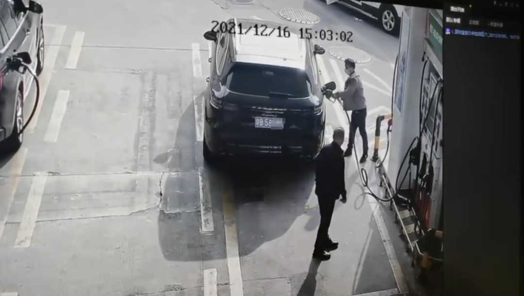 加油站内，男子拔油枪点燃保时捷，车上坐着名女子！警方已介入休闲区蓝鸢梦想 - Www.slyday.coM