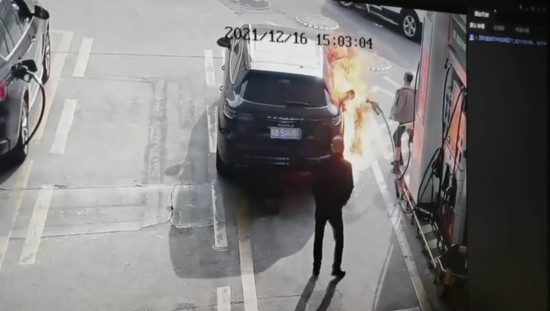 加油站内，男子拔油枪点燃保时捷，车上坐着名女子！警方已介入休闲区蓝鸢梦想 - Www.slyday.coM