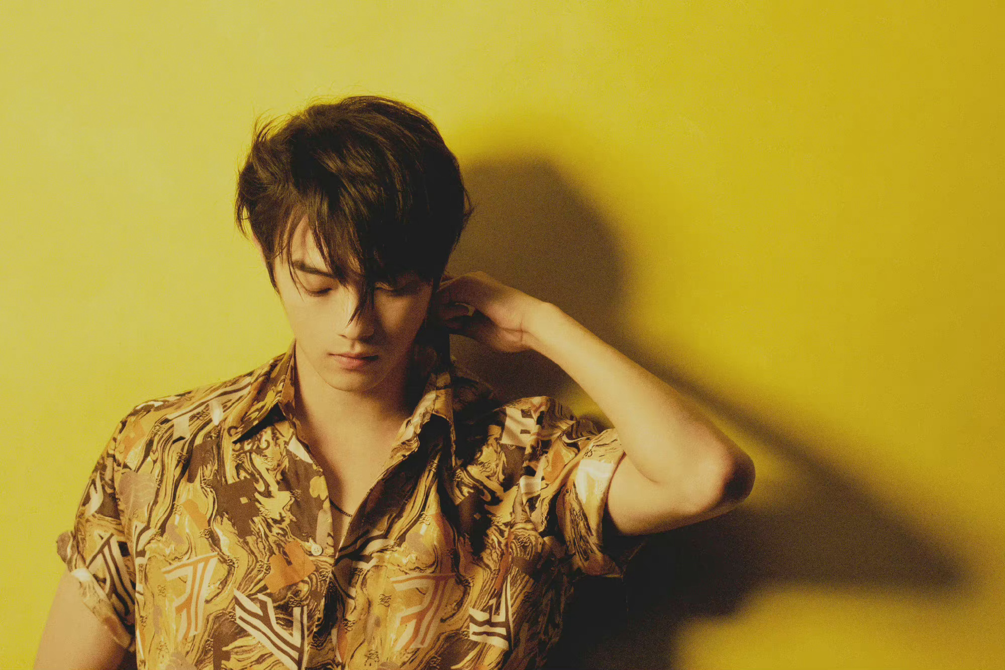 许凯工作plog蓝色衬衫vs复古花衬衫两种不同风格的帅气