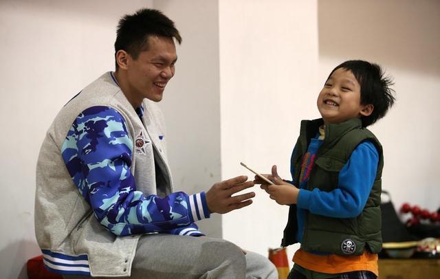 篮协将换届，球迷热议朱芳雨和王芳，现在是什么职务，年薪多少钱休闲区蓝鸢梦想 - Www.slyday.coM