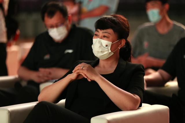 篮协将换届，球迷热议朱芳雨和王芳，现在是什么职务，年薪多少钱休闲区蓝鸢梦想 - Www.slyday.coM