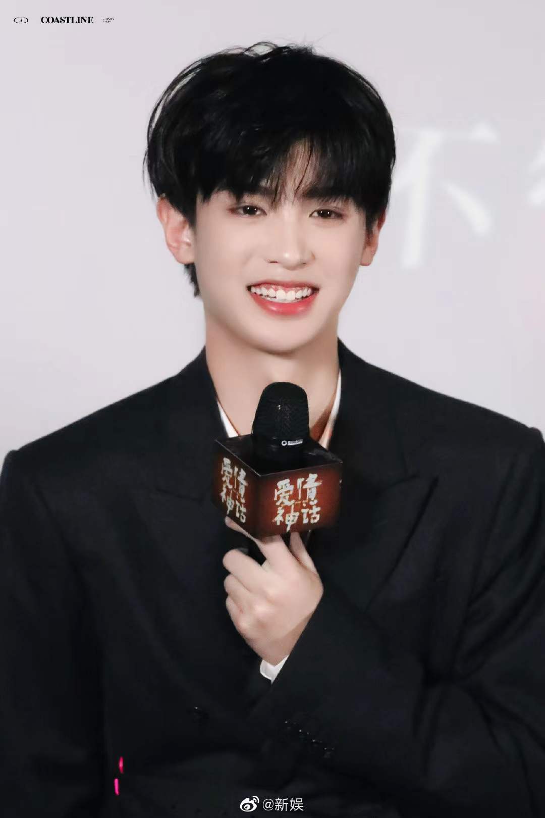 justin黄明昊1218上班图黑西装白衬衫